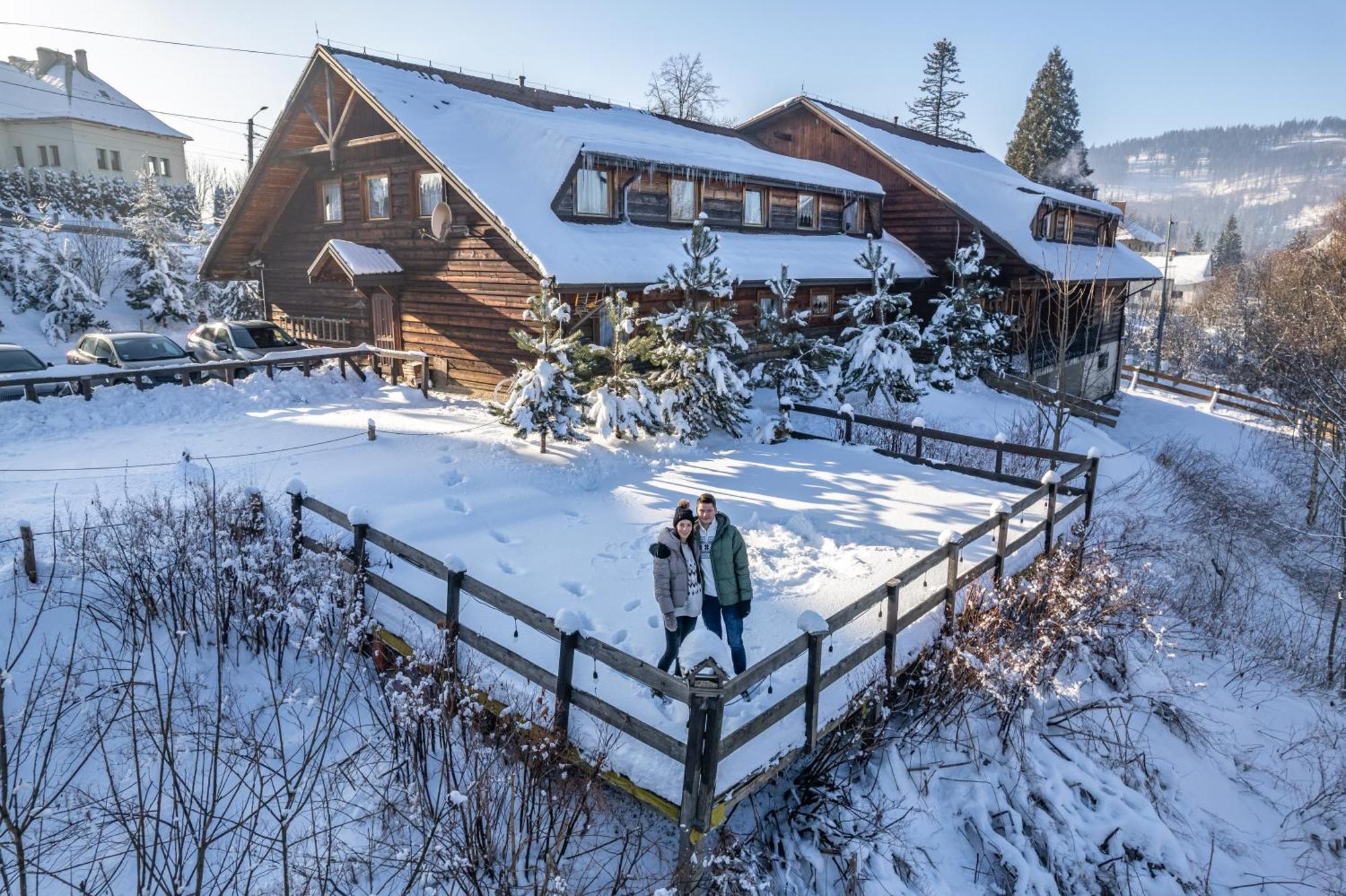 イステブナ Czarna Owca Bed & Breakfast エクステリア 写真